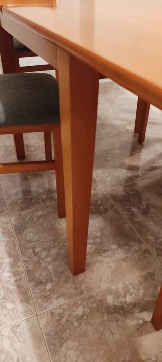 Tavolo e sedie allungabili