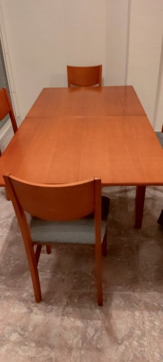 Tavolo e sedie allungabili