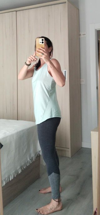 Pack de tres pantalones y una camiseta de deporte.