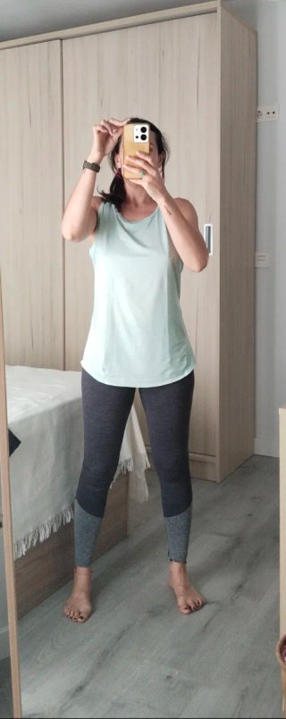 Pack de tres pantalones y una camiseta de deporte.