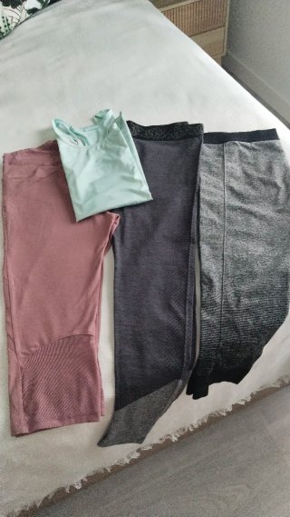 Pack de tres pantalones y una camiseta de deporte.