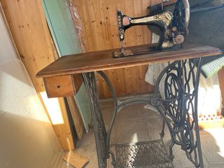 Dos máquinas de coser antiguas