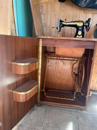 Dos máquinas de coser antiguas