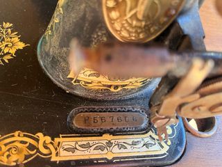 Dos máquinas de coser antiguas