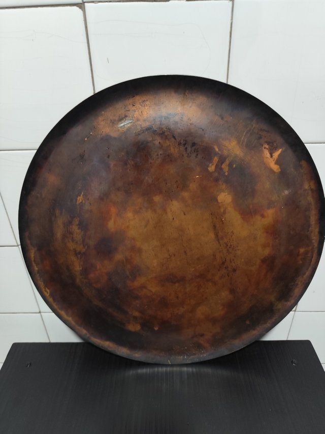 Plato de cobre repujado.