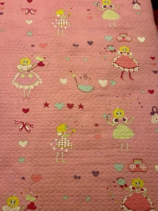 Colcha de cama con cojin y alfombra