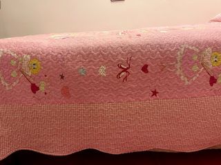 Colcha de cama con cojin y alfombra