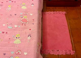 Colcha de cama con cojin y alfombra