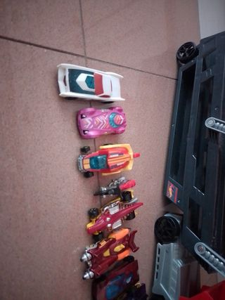 Camión HOT WHEELS con 17 coches