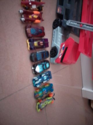 Camión HOT WHEELS con 17 coches