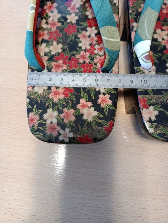 Geta Tradicionales Japoneses con Diseño Floral