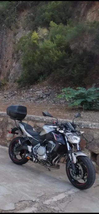 Baúl moto GIVI Herrajes Kawasaki Z650 2018