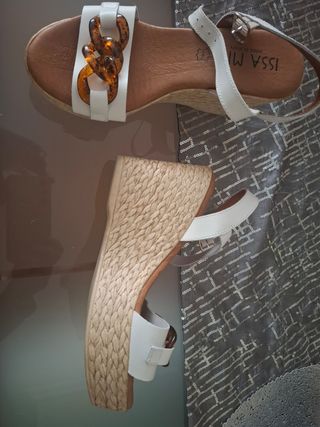 Sandalia blanca, cuña