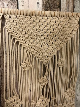 Estante de madera adornado con macramé