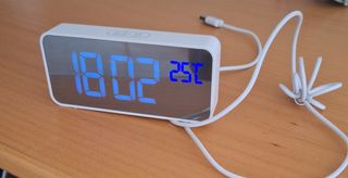 Despertador digital con cable USB