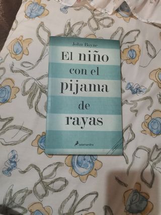 El niño con el pijama de rayas
