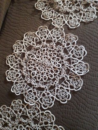 Tre centrini lavorati a chiacchirino