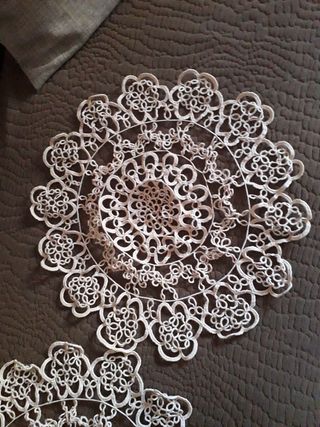 Tre centrini lavorati a chiacchirino