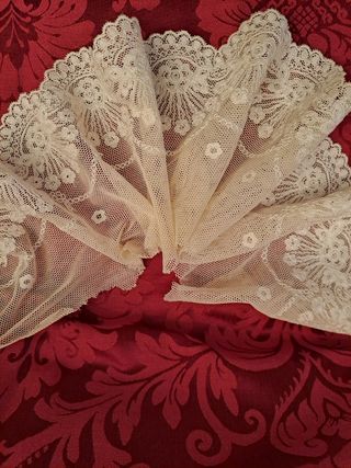 ENCAJE BLONDA TUL. Trozos de 5 más. A 15 euros.mt.