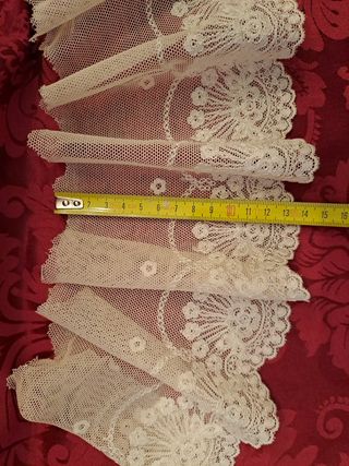 ENCAJE BLONDA TUL. Trozos de 5 más. A 15 euros.mt.