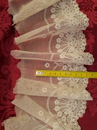 ENCAJE BLONDA TUL. Trozos de 5 más. A 15 euros.mt.