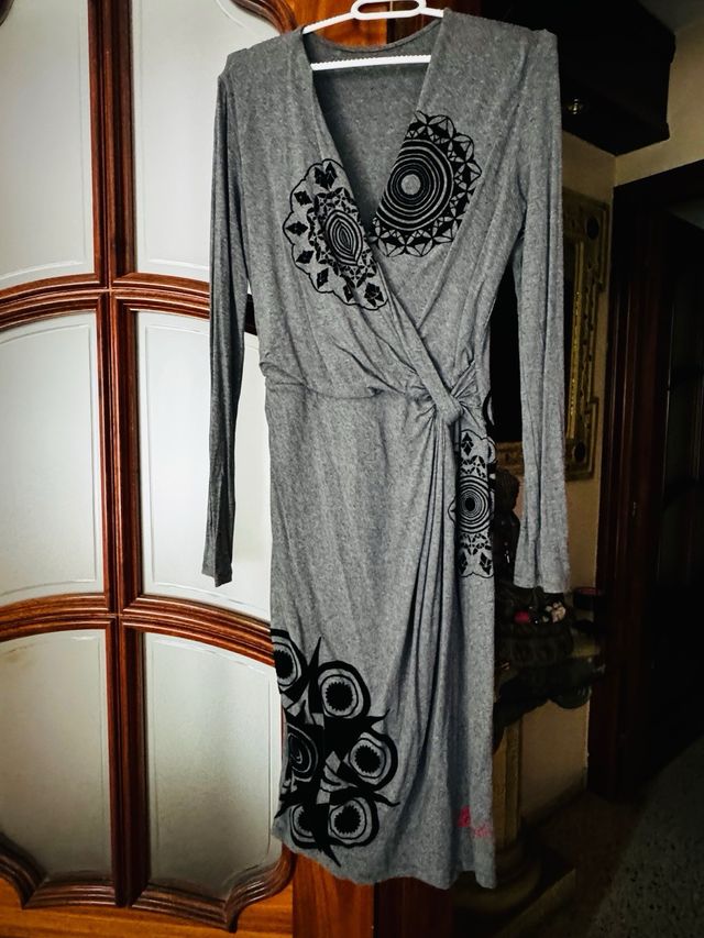 Vestido gris y negro desigual