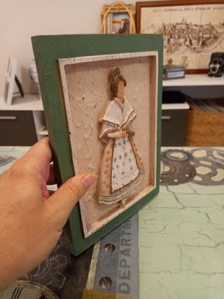 Figura de fallera con marco pintada