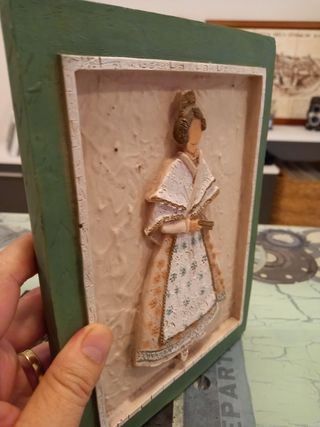 Figura de fallera con marco pintada