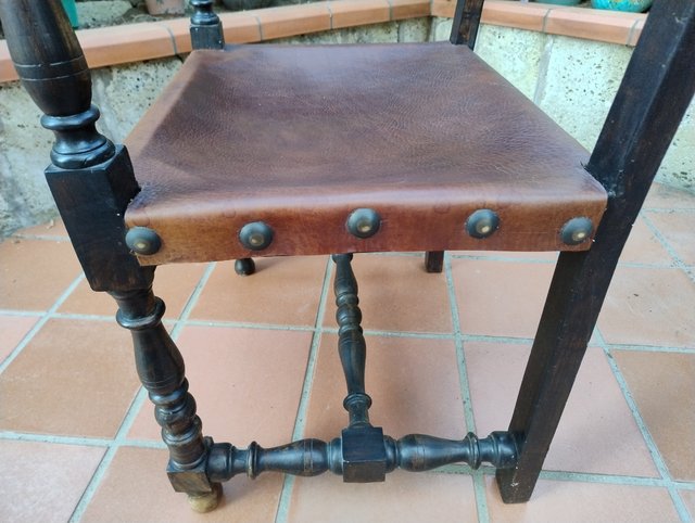 Antica poltroncina a rocchetto in noce e cuoio