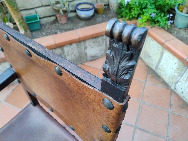 Antica poltroncina a rocchetto in noce e cuoio