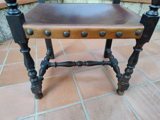 Antica poltroncina a rocchetto in noce e cuoio