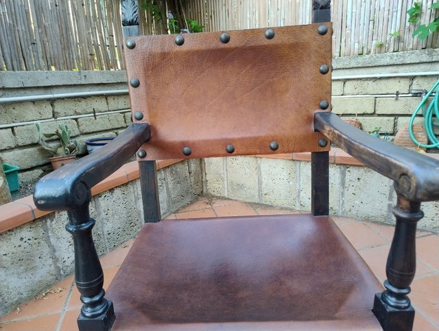 Antica poltroncina a rocchetto in noce e cuoio