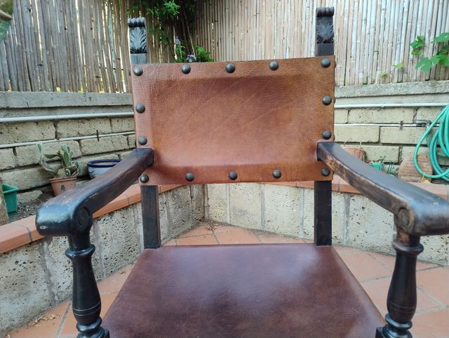 Antica poltroncina a rocchetto in noce e cuoio