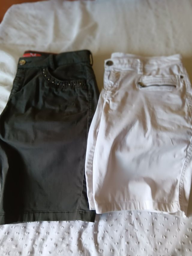 Bermudas caquis y blancas