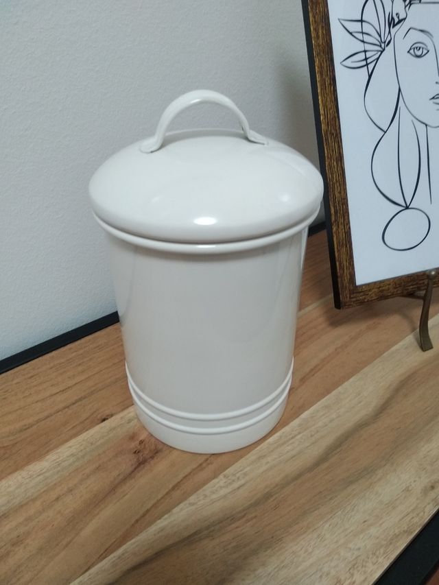 Bote metálico de Zara Home