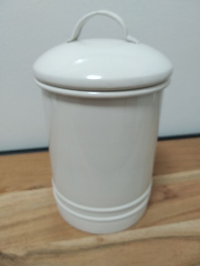 Bote metálico de Zara Home