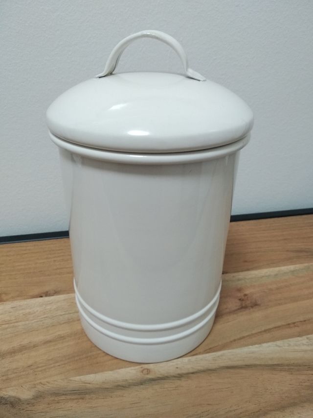 Bote metálico de Zara Home