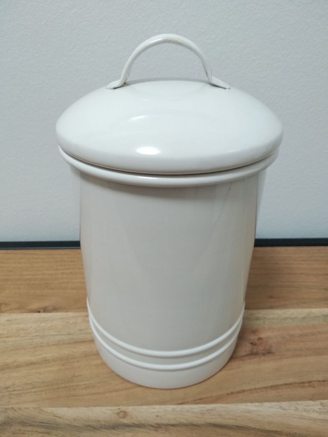 Bote metálico de Zara Home