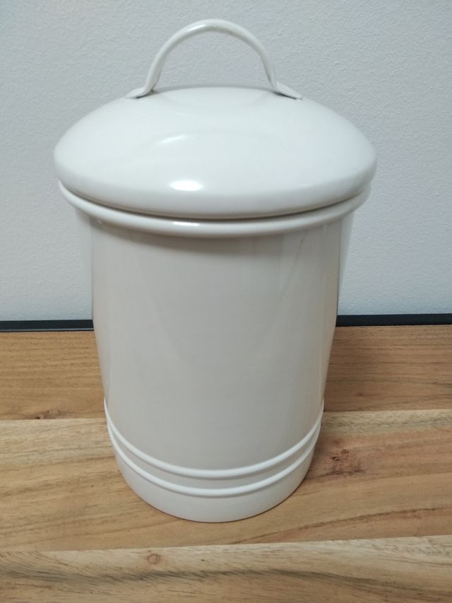 Bote metálico de Zara Home