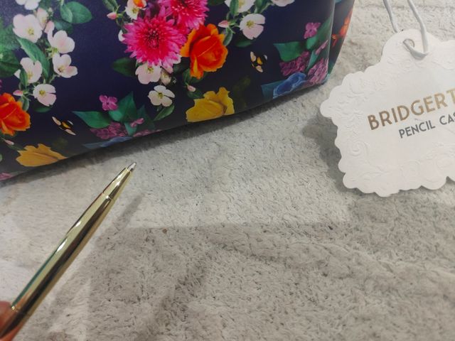 Estuche y boli the bridgerton