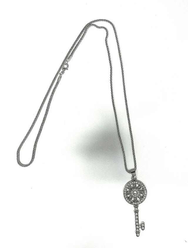 Colgante con llave en forma de pétalos