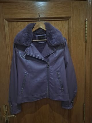 Cazadora Polipiel lila, cuello desmontable de pelo