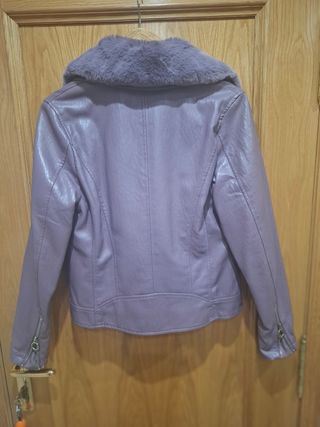 Cazadora Polipiel lila, cuello desmontable de pelo