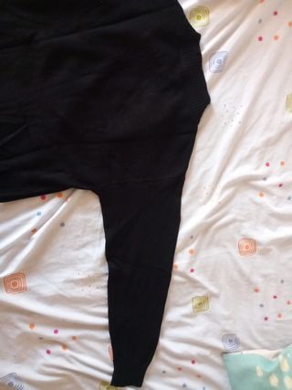 Jersey negro con cuello de pico