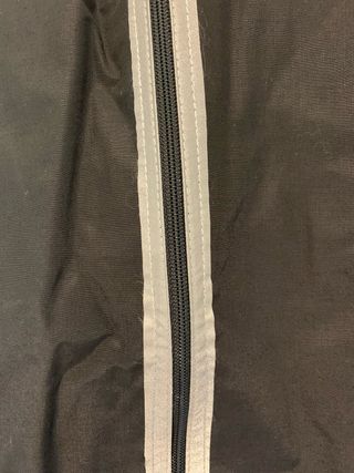 Chaqueta Deportiva Cortavientos Negra y Gris