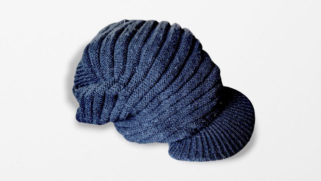 Cappello nero lana con visiera