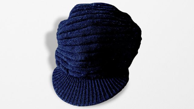 Cappello nero lana con visiera