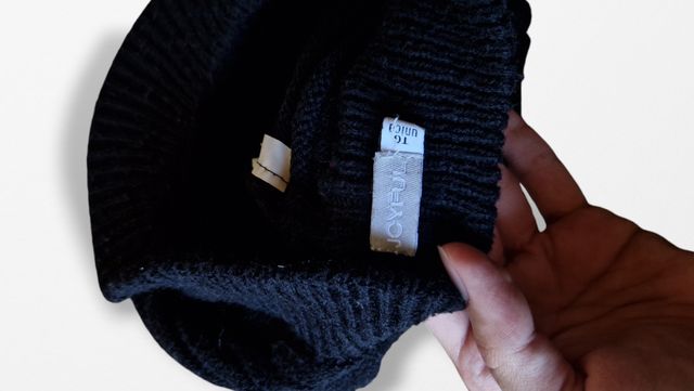 Cappello nero lana con visiera