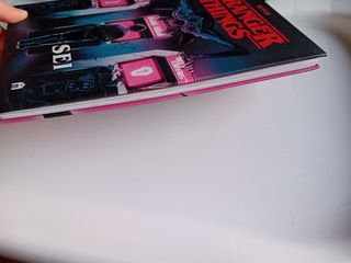 Libro Stranger Things SEI fumetto colori