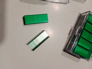 Punti metallici colorati